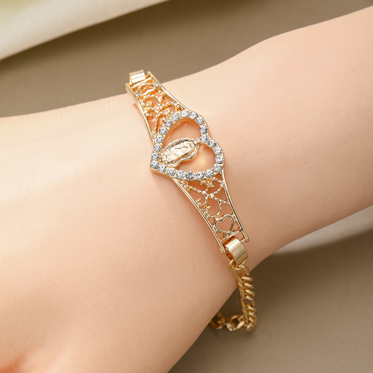 A Beautiful Bracelet with Unique Style