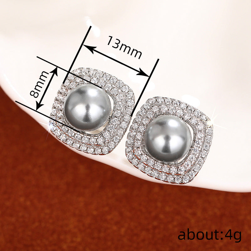 A Beautiful Pearl Earring with Unique Style