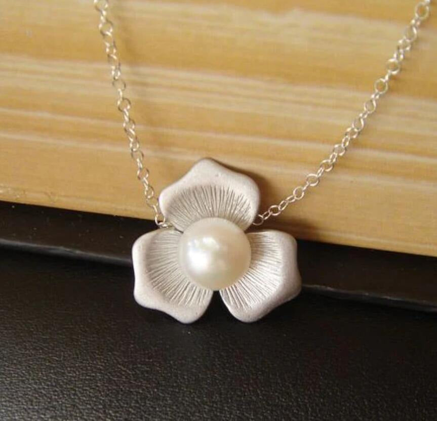 A Beautiful Pearl Necklace with Unique Style