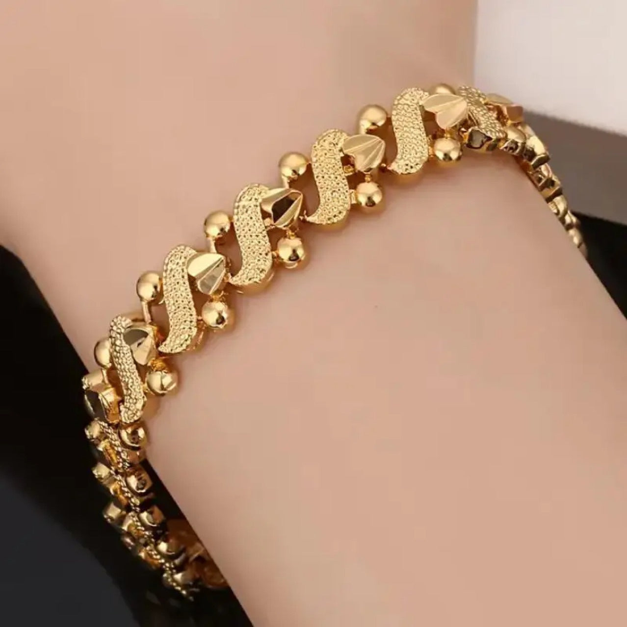 A Classic Gold Bracelet with Timeless Appeal