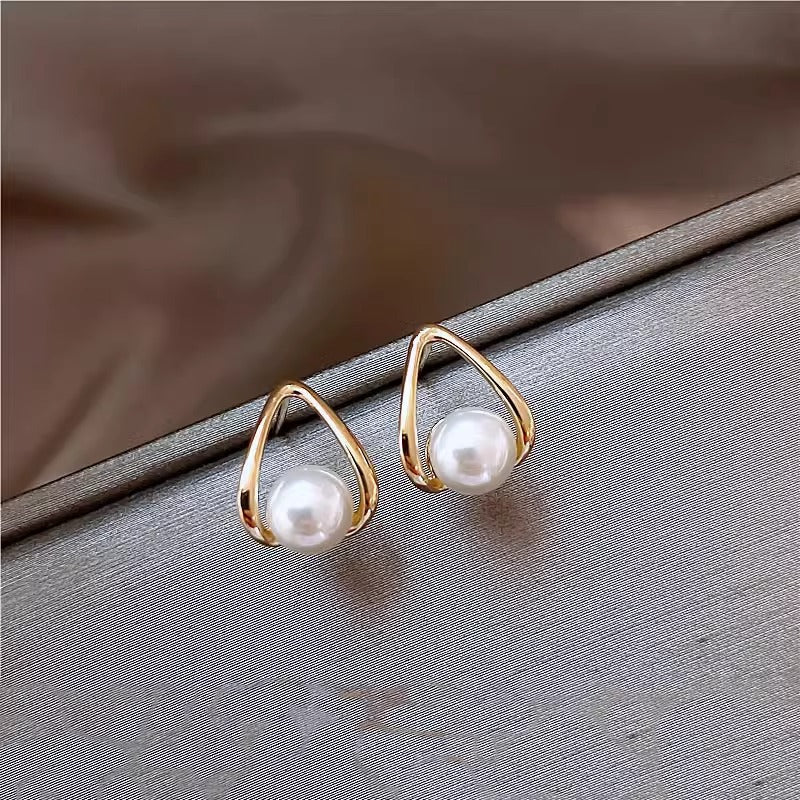 A Beautiful Pearl Earring with Unique Style
