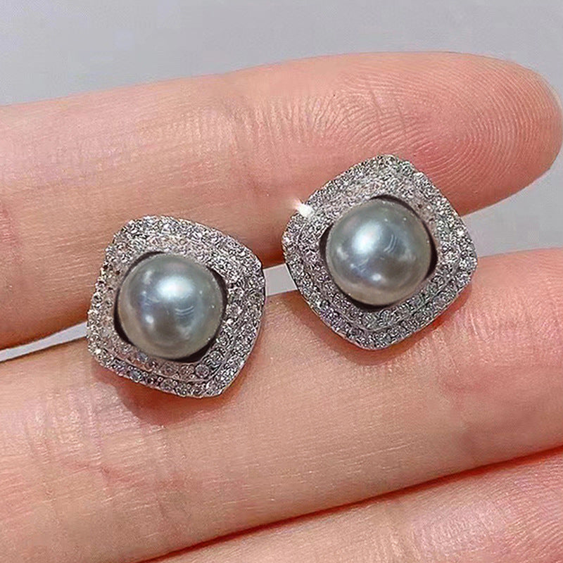 A Beautiful Pearl Earring with Unique Style
