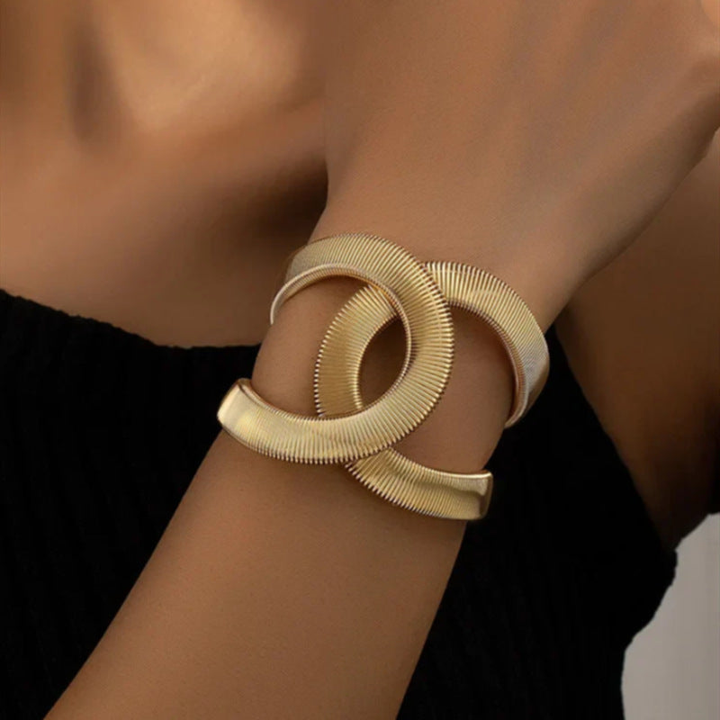 A Beautiful Bracelet with Unique Style